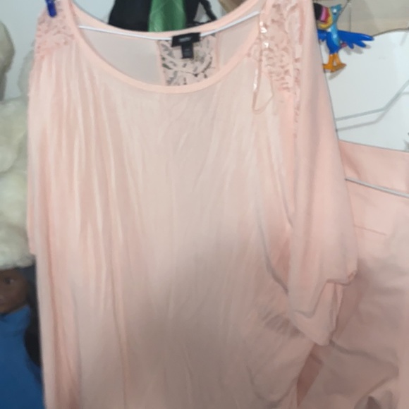 Peach short set with lace inserts. Blouse is a high low style - Picture 5 of 5